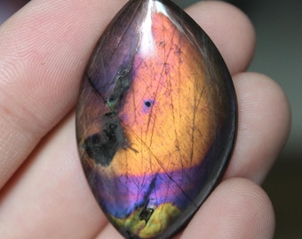 Zeldzame paarse spectrolietcabochon, Finse labradoriet (36 x 21 mm)