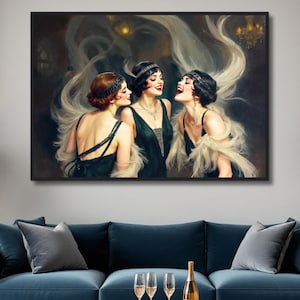 Peut inclure: Trois femmes en robes de flapper des années 1920 avec des bandeaux à plumes et des bijoux étincelants rient ensemble. Les femmes portent des robes vert foncé et sont entourées de plumes blanches.