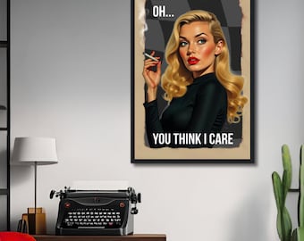 Op de afbeelding: Een ingelijste vintage-stijl print met een vrouw met blond haar, rode lippenstift en een sigaret. De print bevat de tekst "OH... YOU THINK I CARE" in het wit. Het kunstwerk hangt aan de muur.