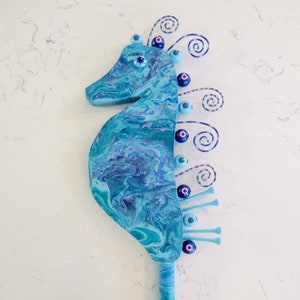 Mischtechnik Holz Assemblage Seepferdchen Pour Paint Blue and Aqua Design