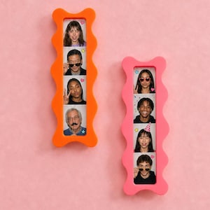 Könnte beinhalten: Zwei vertikale Fotorahmen mit gewellten Rändern, einer in leuchtendem Orange und einer in Pink. Jeder Rahmen enthält einen Streifen mit vier einzelnen Fotos, auf denen verschiedene Personen mit Requisiten wie Sonnenbrillen und Partyhüten posieren.