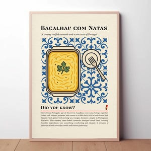 Könnte beinhalten: Poster mit einer Illustration von Bacalhau com Natas, einem cremigen Kabeljau-Auflauf, mit Gabel und Teller. Der Text beschreibt die Geschichte und Zutaten des Gerichts, vor einem blau-weißen Fliesenmuster.