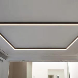 Può includere: Un set di tre ciotole impilabili in ceramica nei toni del blu, verde e bianco. Le ciotole presentano una smaltatura maculata e un design semplice e moderno. La ciotola più grande misura circa 15 cm di diametro.