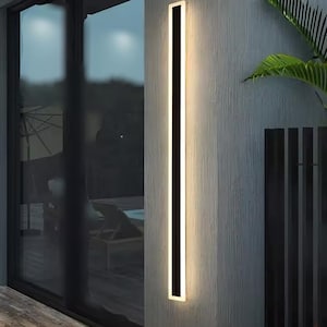 Könnte beinhalten: Rustikales Holzschild mit dem weißen Schriftzug "Welcome to our porch". Das Schild hat eine Used-Optik und ein schlichtes, einladendes Design, ideal für die Außendekoration.