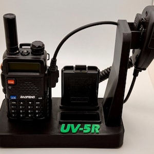 Baofeng UV-5R Desk Stand – Dual Battery Holder – 3D Printed HT Mount – Mic Clip – Non-Slip Feet – UV-5R Motif