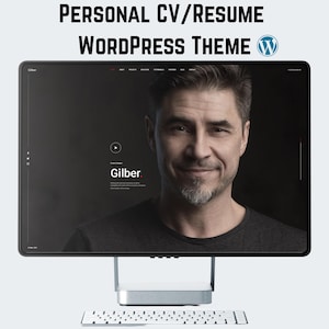 Puede incluir: Un monitor de ordenador que muestra un diseño de sitio web con el texto "PERSONAL CV/RESUME WORDPRESS THEME". El sitio web presenta un retrato de un hombre llamado Gilber. El monitor es plateado y tiene un teclado blanco.