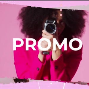 Könnte beinhalten: Eine Person hält eine Vintage-Kamera vor einem rosa Hintergrund. Die Person trägt eine leuchtend pinkfarbene Jacke. Das Wort "PROMO" wird in großen weißen Buchstaben über dem Bild angezeigt.