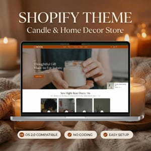 Puede incluir: Un portátil muestra un tema de Shopify para una tienda de velas y decoración del hogar. La pantalla muestra un sitio web con el texto "Thoughtful Gift Made to For Yuture". El portátil está rodeado de velas encendidas, con el texto "OS 2.0 COMPATIBLE", "NO CODING" y "EASY SETUP" debajo.