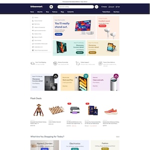 Puede incluir: Una página web de Urbanmart, con categorías de productos, ofertas flash y banners promocionales. El sitio incluye secciones para hogar y jardín, electrónica y moda. El banner superior dice "You'll really stand out."
