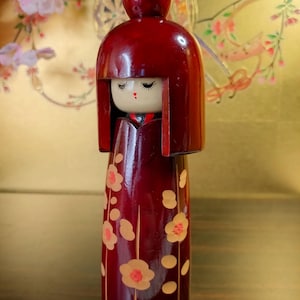 ヴィンテージ 日本のこけし人形 女の子と鞠 – 手描きの木製人形