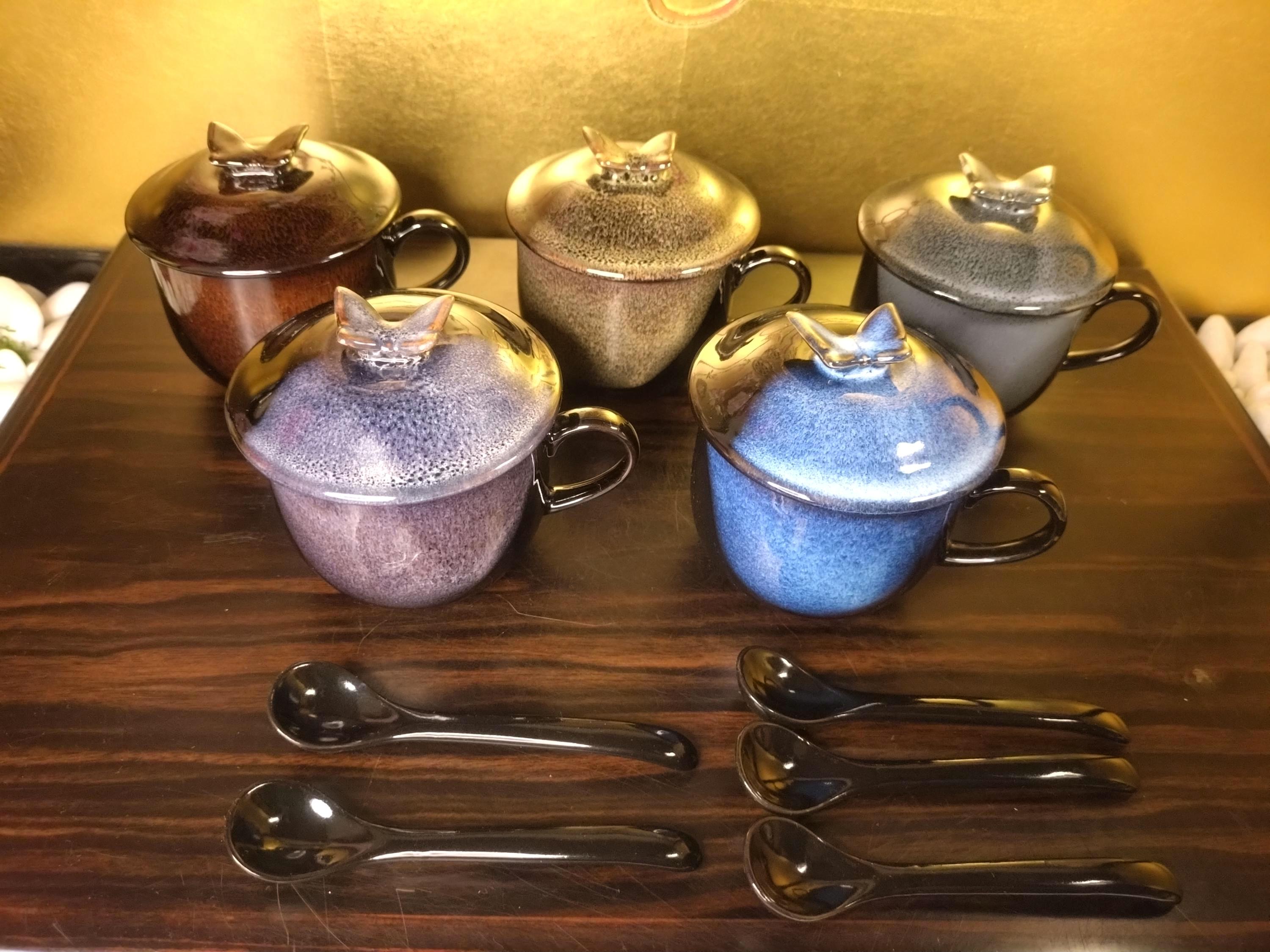 有田焼　ティーカップセット ヴィンテージ有田焼 蓋付きティーカップセット、蝶型ノブ、磁器