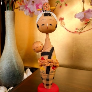 ヴィンテージの日本のこけし人形 – 小森風の母子像 | 赤い台座の手描き木製人形 | 伝統的な子供を運ぶこけし
