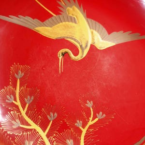 Könnte beinhalten: Eine weiße Keramiktasse mit schwarzem Henkel und dem Text "But First, Coffee" in fetter, schwarzer Schrift. Die Tasse steht auf einer Holzoberfläche. Die Tasse ist 10 cm hoch.