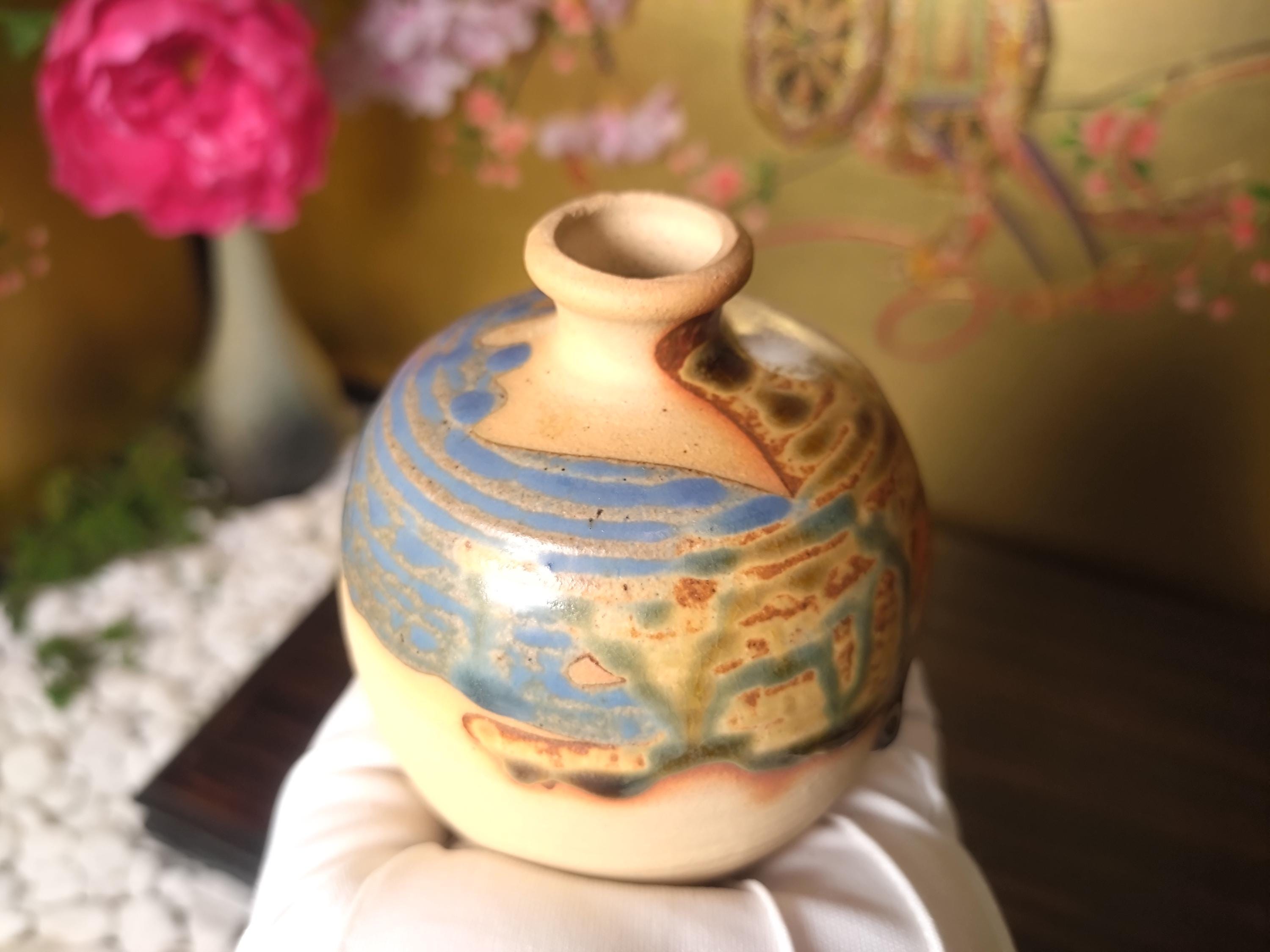 抽象的な釉薬が施された、ヴィンテージの日本製陶器製一輪挿し - Etsy 日本