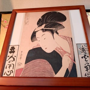 Ukiyo-e vintage "Fukaku Shinobu Koi" incorniciato di Kitagawa Utamaro – Stampa di bellezza giapponese con amuleto del fuoco – Espositore da tavolo o da parete – Wabi-Sabi