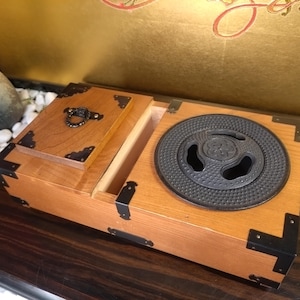 Bandeja para fumar japonesa vintage con cenicero de hierro fundido Iwachu Nambu de la década de 1970.