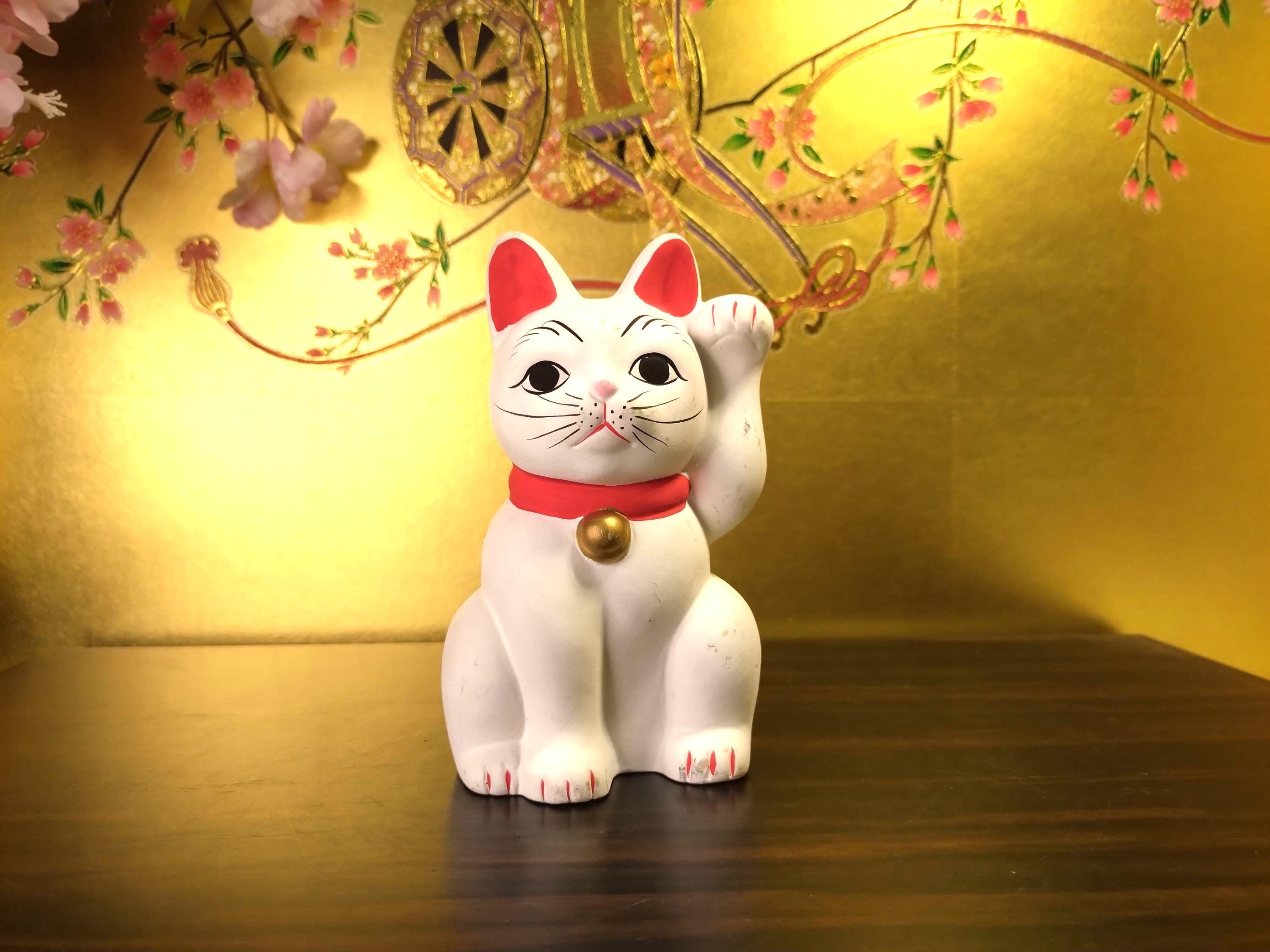ヴィンテージ招き猫：白い陶器の幸運のお守り - Etsy 日本
