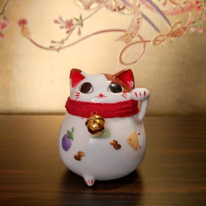 Vintage Japanese Lucky Cat Coin Bank - Maneki Neko with &quot;Ichifuji Nitaka Sannasubi&quot; Design - Ceramic Figurine, Good Fortune Charm