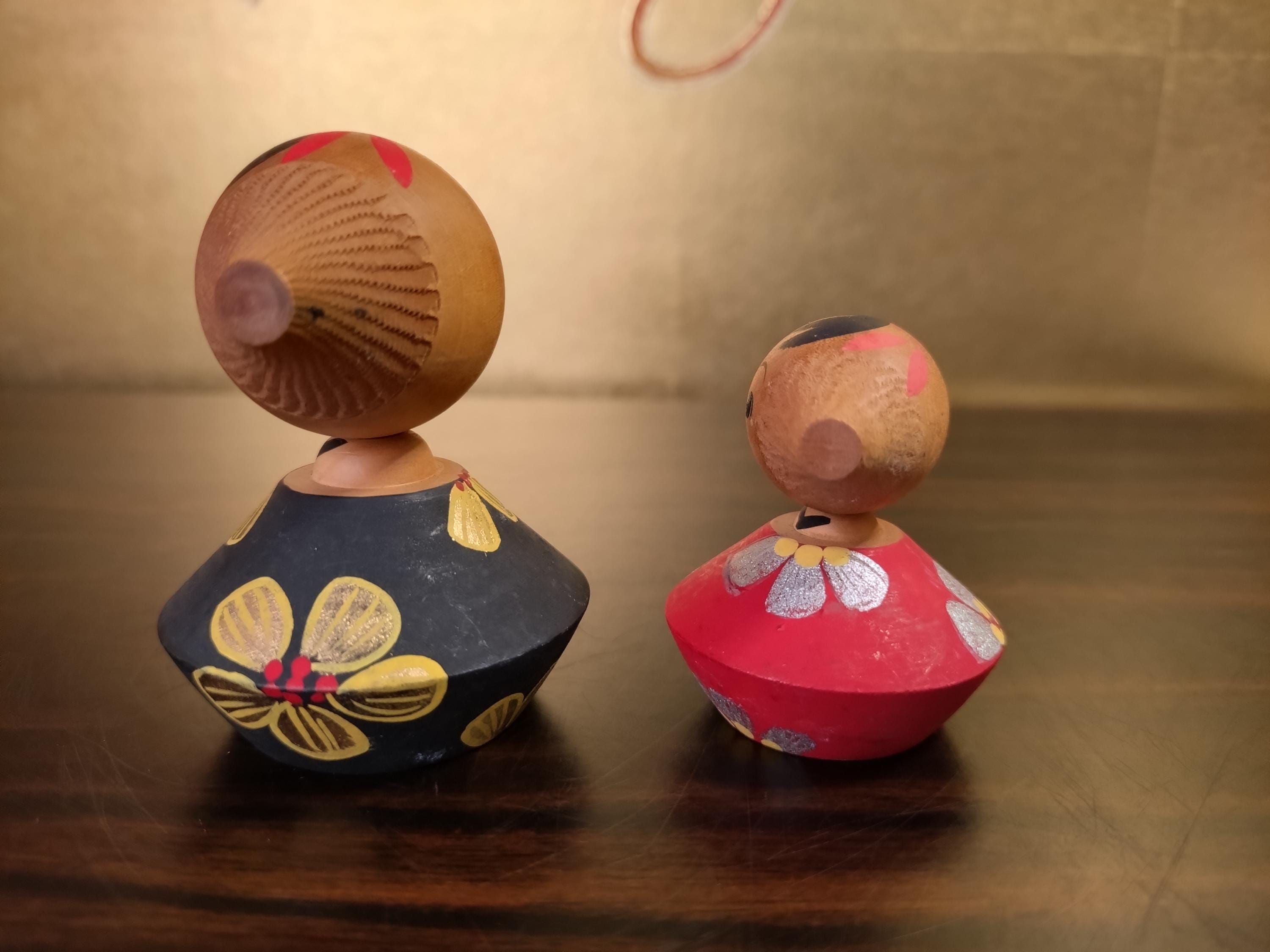 ヴィンテージこけし人形ペア：手作りの木製民芸品、頭が回転します