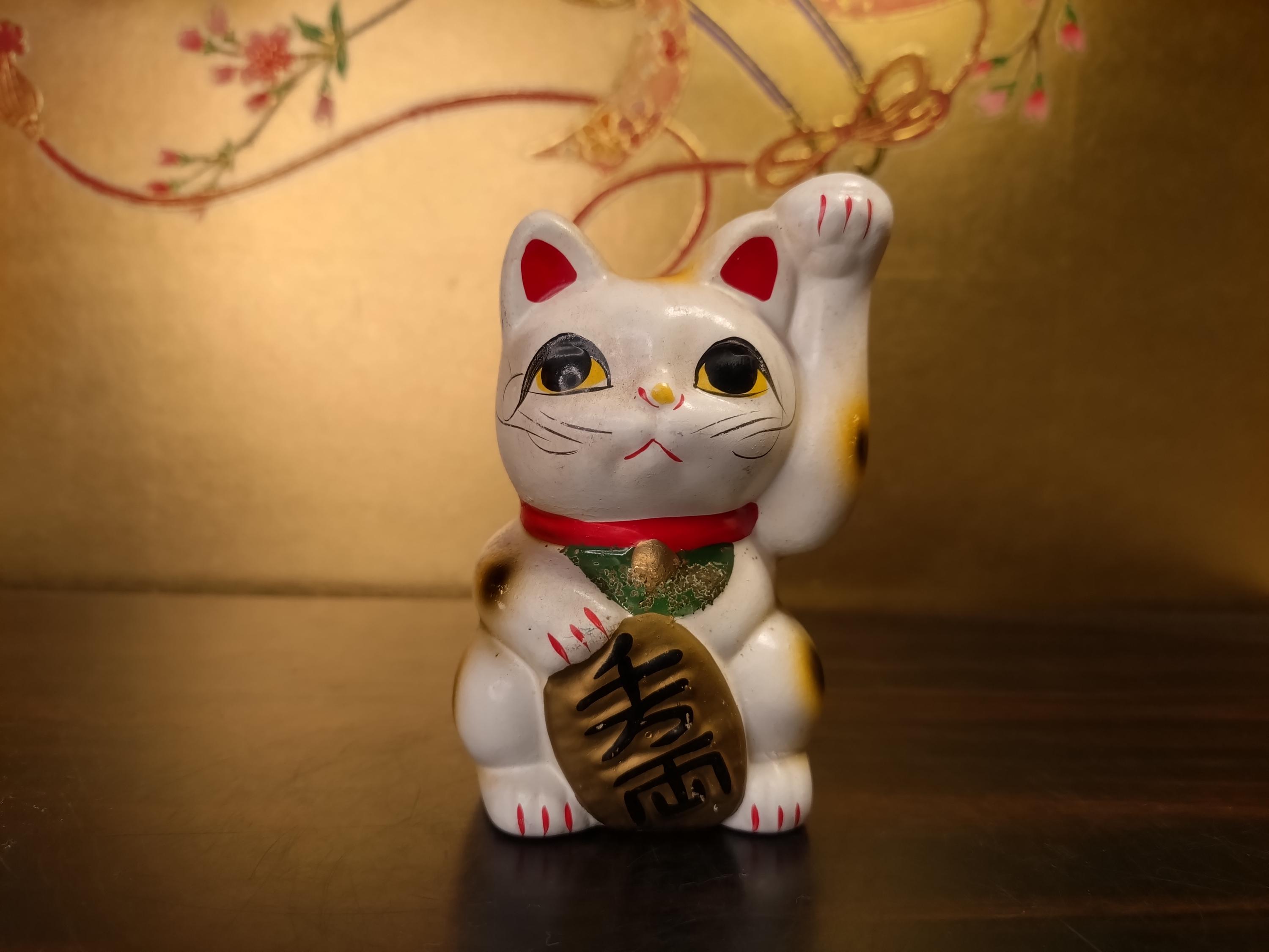 Vintage Japanese Maneki Neko Lucky Cat Figurine — Beckoning Cat