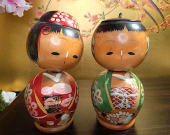 Vintage Japanse Kokeshi-poppenset: handgeschilderd houten stel uit de jaren 1950