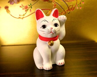 ヴィンテージ招き猫：白い陶器の幸運のお守り - Etsy 日本