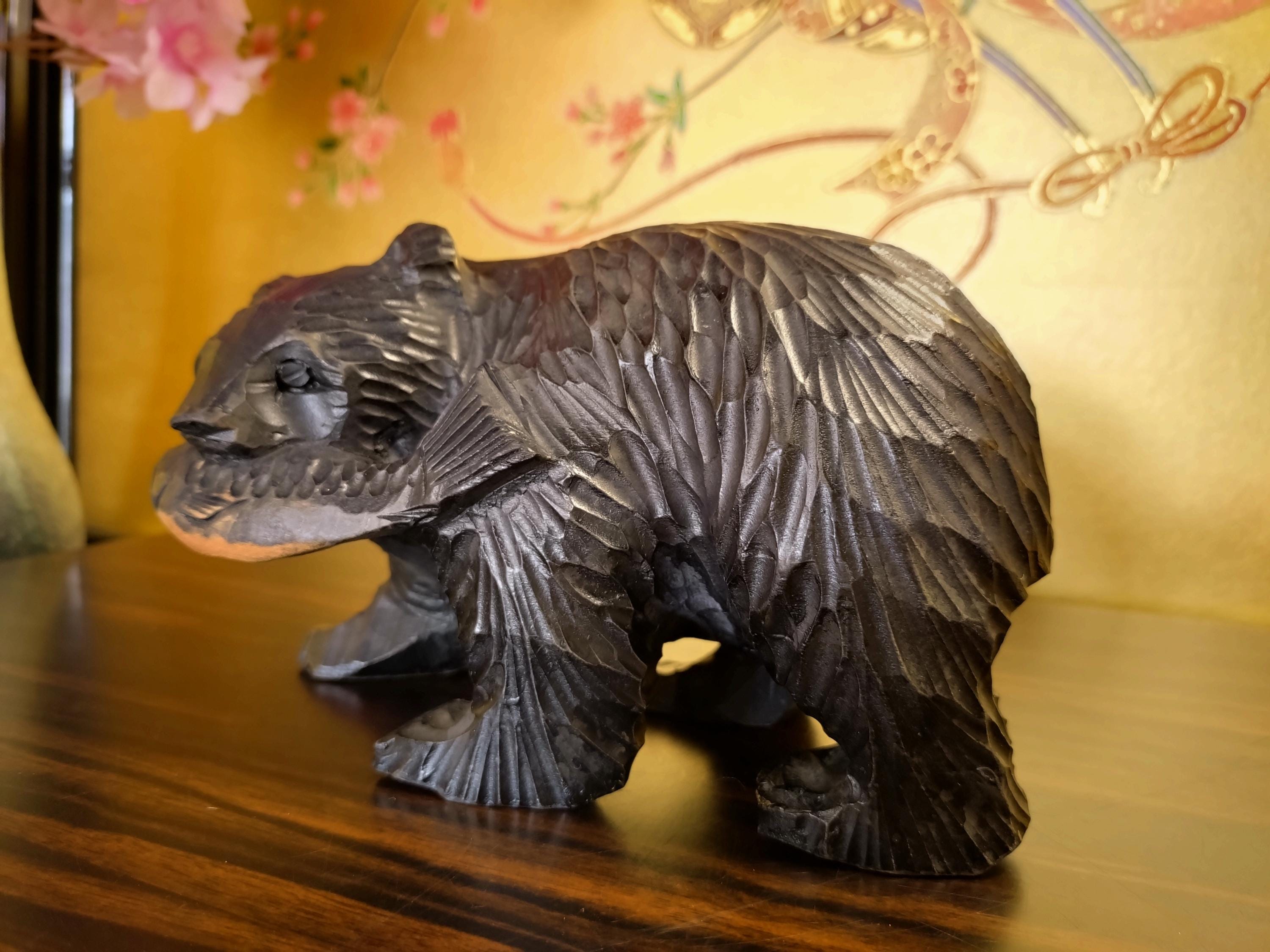 木製クマの頭部彫刻 黒色 約23cm北海道希少右向き 魅力的なヴィンテージの日本の手彫りの熊と鮭 – 北海道民芸品 – 448.5g