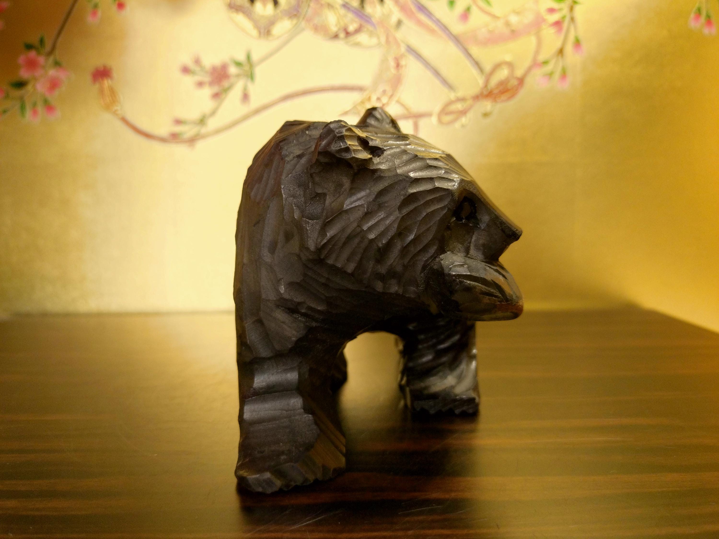 魅力的なヴィンテージの日本の手彫りの熊と鮭 – 北海道民芸品 – 448.5g
