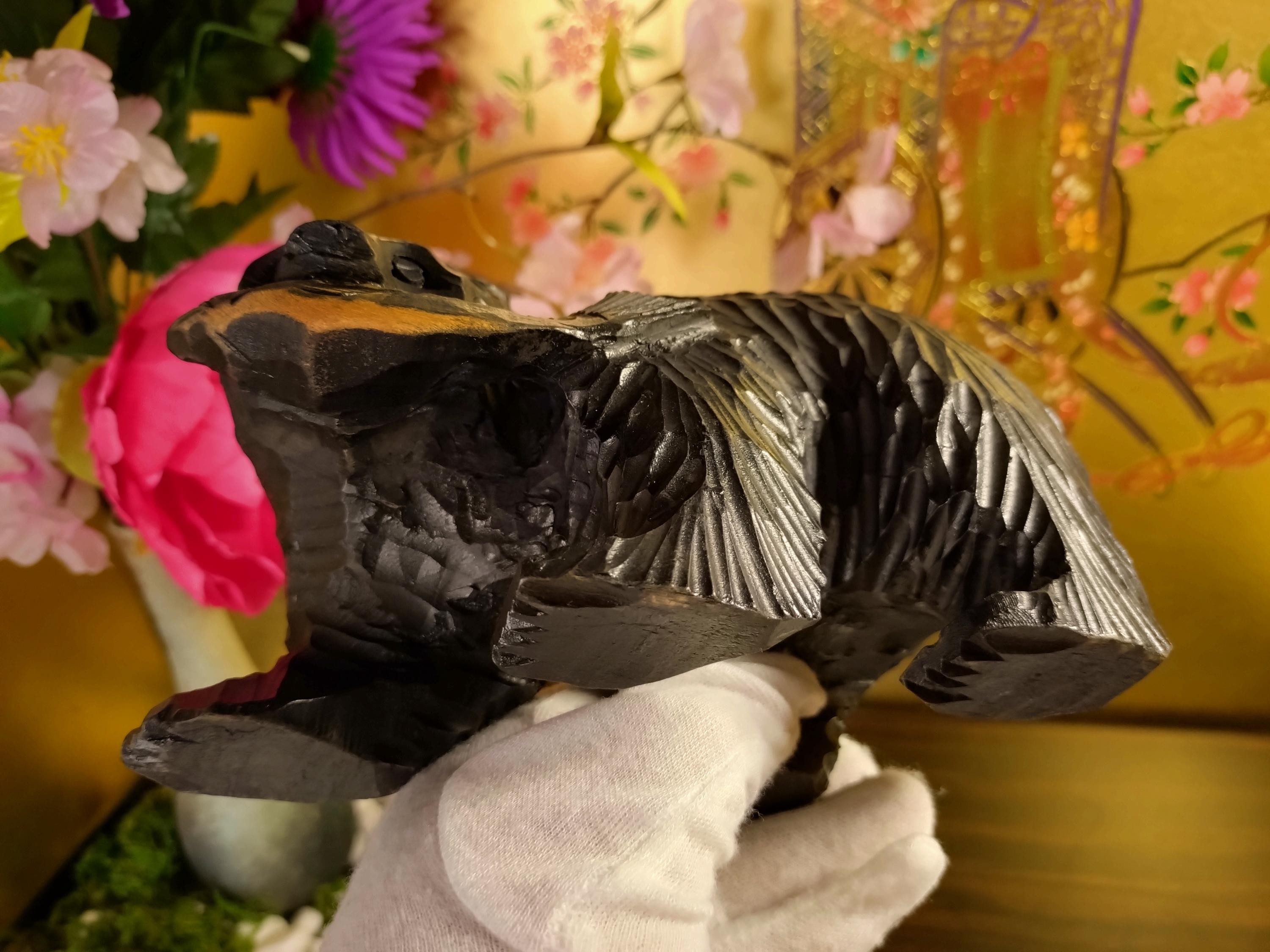 魅力的なヴィンテージの日本の手彫りの熊と鮭 – 北海道民芸品 – 448.5g