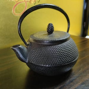 鋳鉄製ドット模様鉄瓶 茶こし付き　キティー 鋳鉄製ドット模様鉄瓶 茶こし付き キティー Nambu tekki teapot