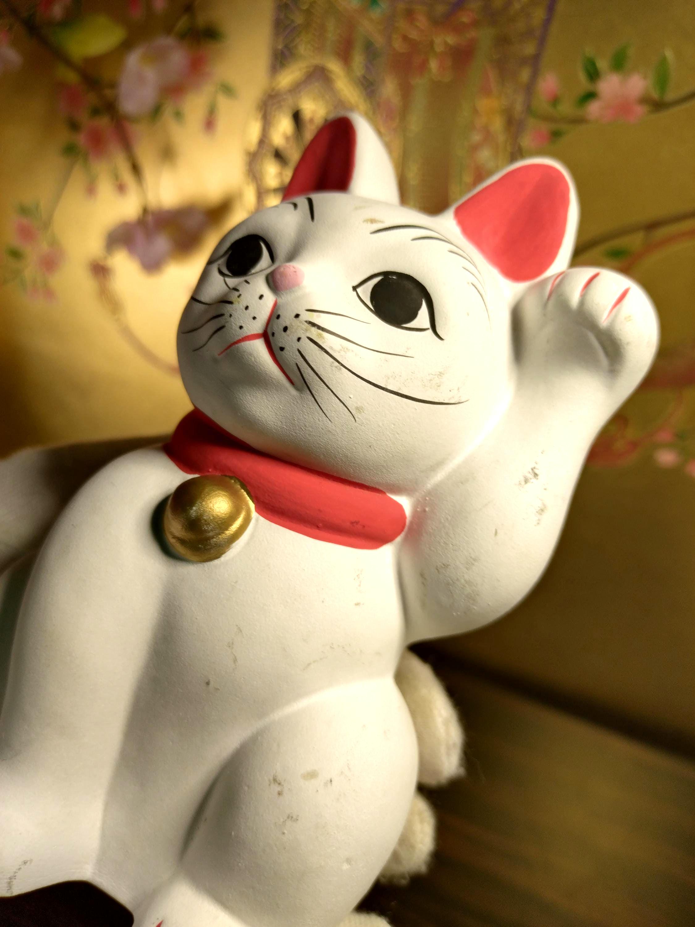 ヴィンテージ招き猫 幸運の猫：白い陶器の幸運のお守り - Etsy 日本