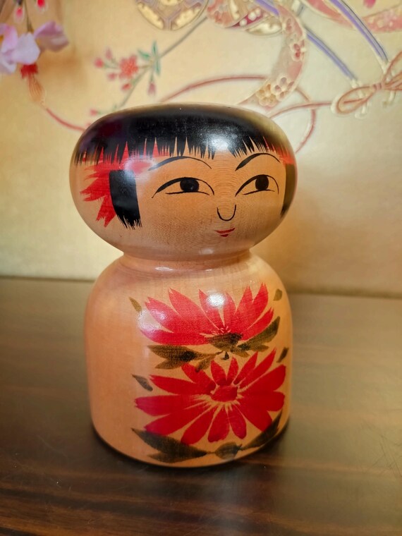 伝統的な赤色花柄こけし人形 伝統こけし」の人気商品一覧・価格比較