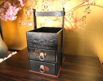 日本のミニ箪笥。宝石や小物を収納できる引き出しセット。千代紙で作