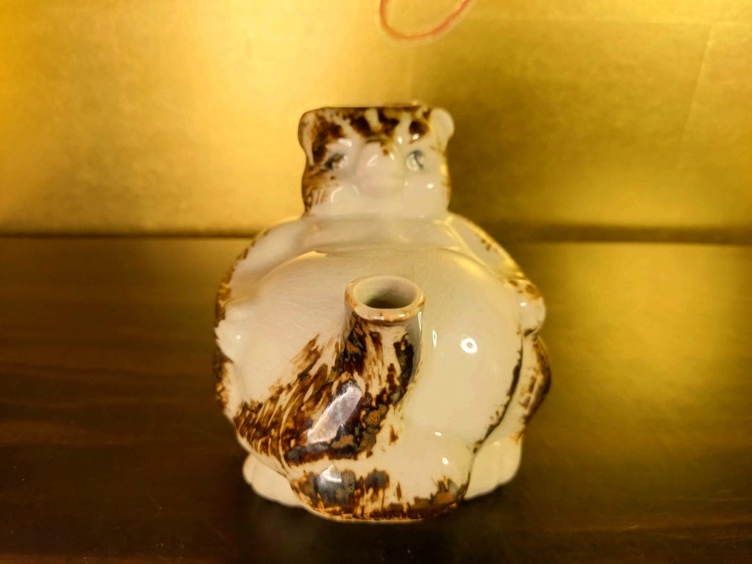 梅錦 UMENISHIKI VINTAGE BLEND Limited Vintage 1940s Japanese Tanuki Sake Bottle, Folk Art Vase Pen