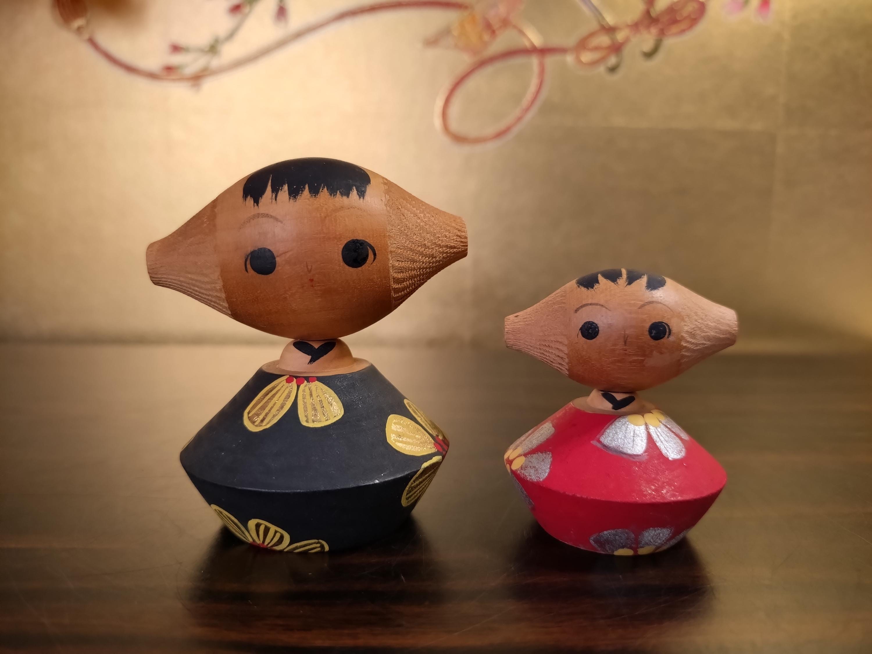 ヴィンテージこけし人形ペア：手作りの木製民芸品、頭が回転します