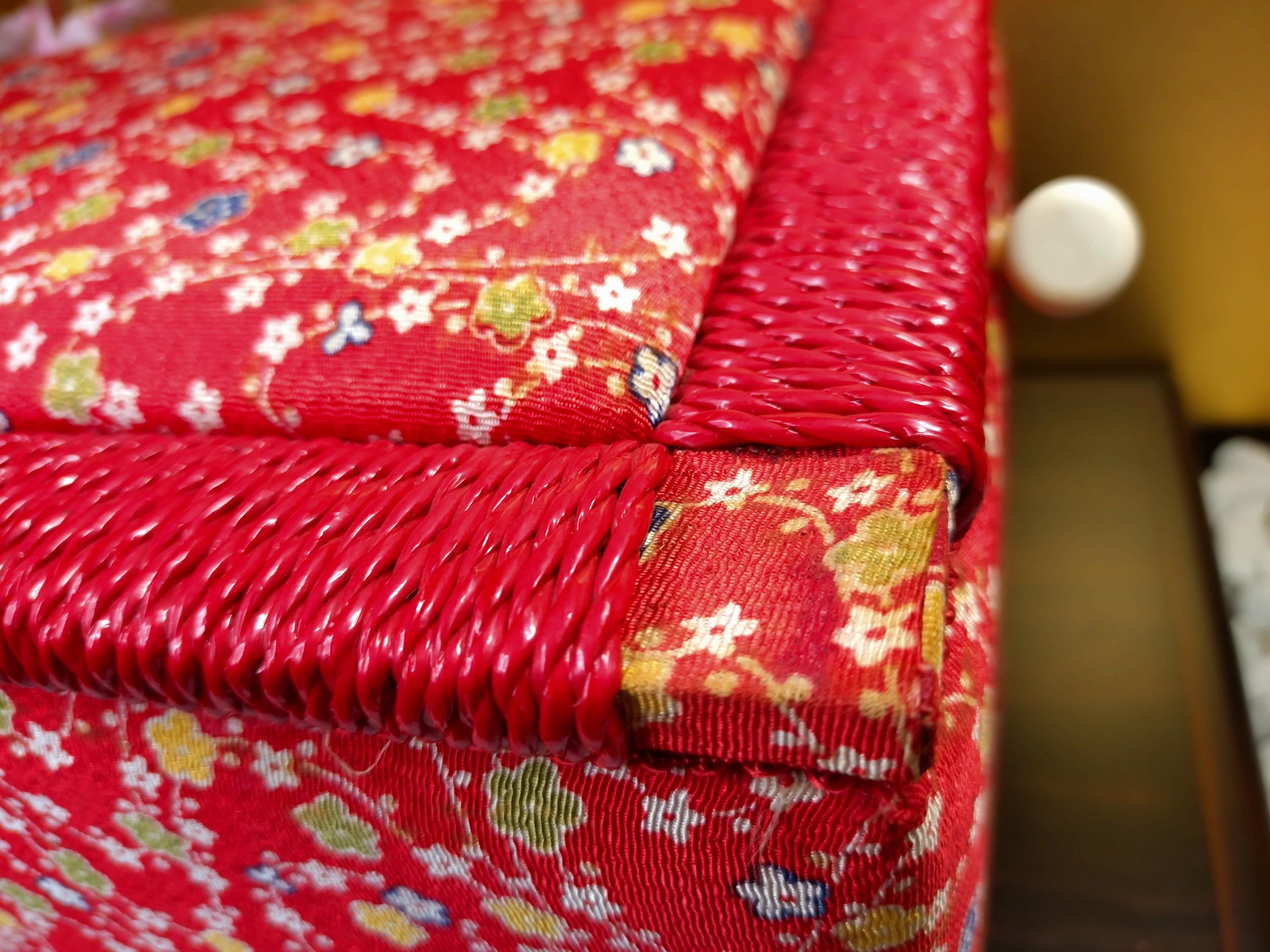 ヴィンテージ日本製裁縫箱：赤い花柄生地、針山付き蓋 - Etsy 日本