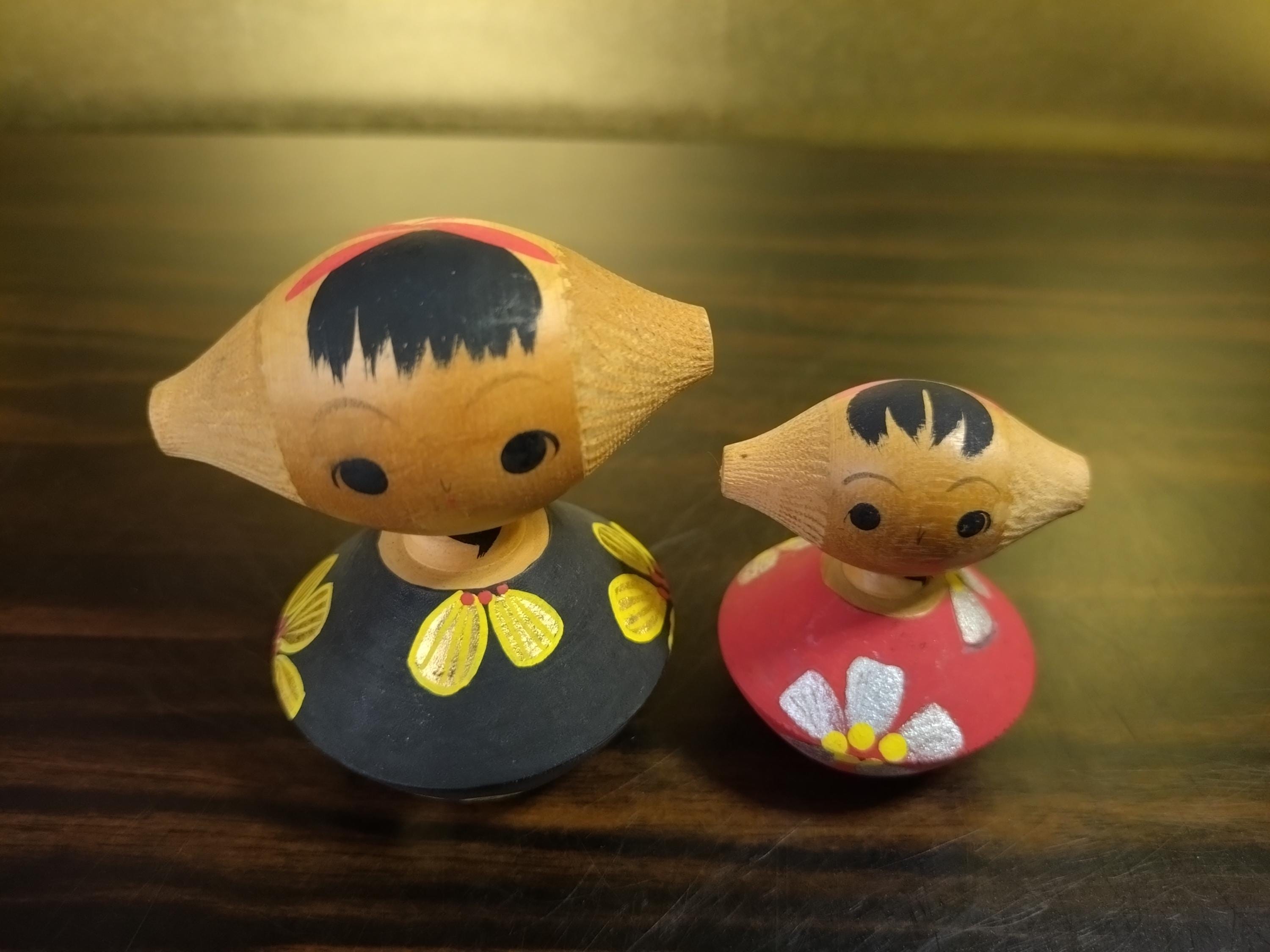 ペアこけし　セット ヴィンテージこけし人形ペア：手作りの木製民芸品、頭が回転します