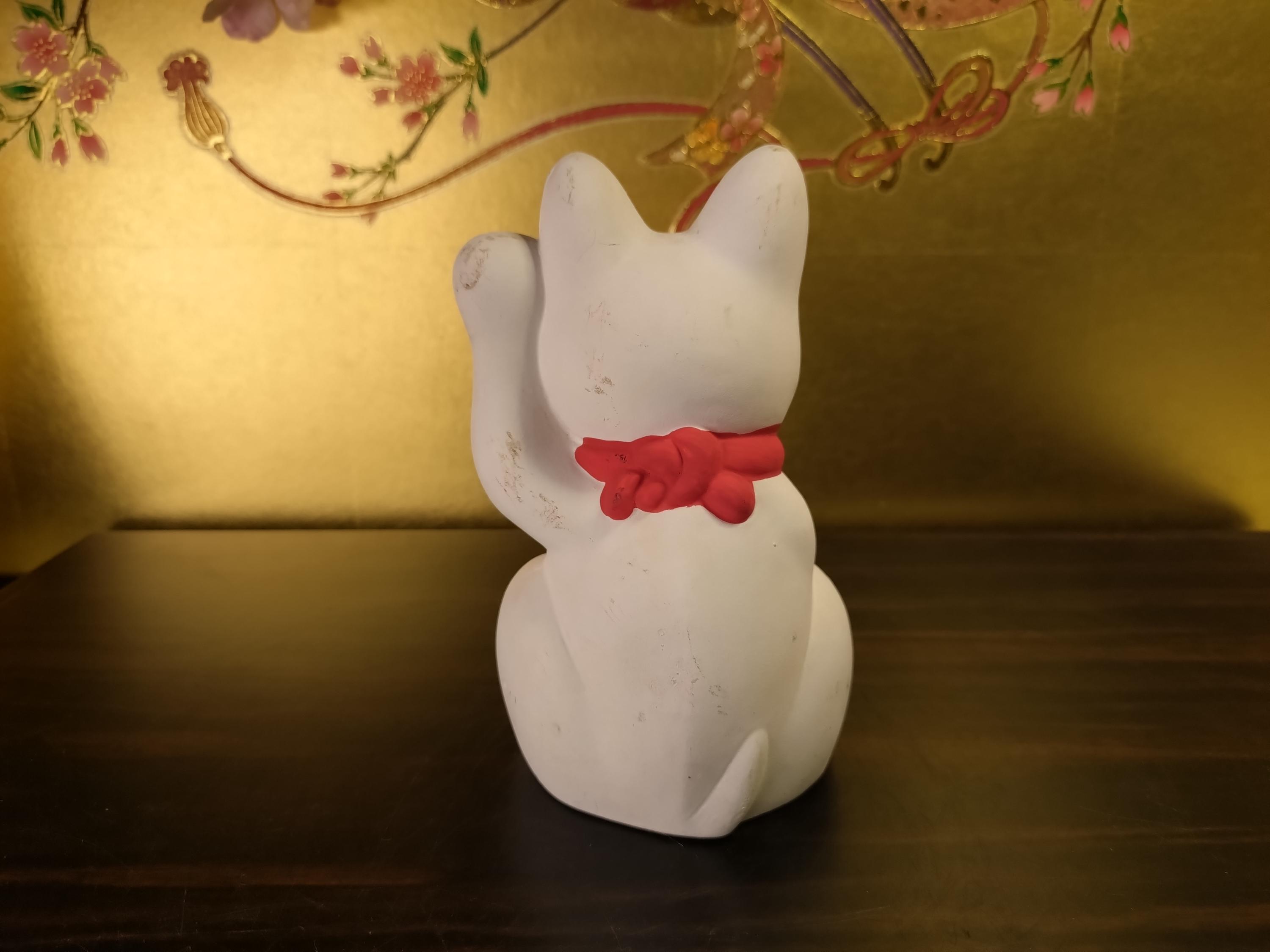 ヴィンテージ招き猫：白い陶器の幸運のお守り - Etsy 日本