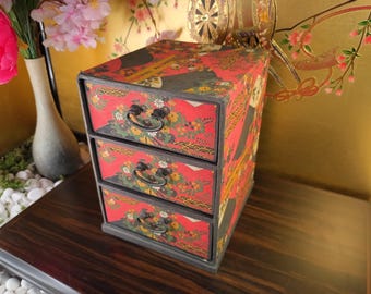 日本のミニ箪笥。宝石や小物を収納できる引き出しセット。千代紙で作
