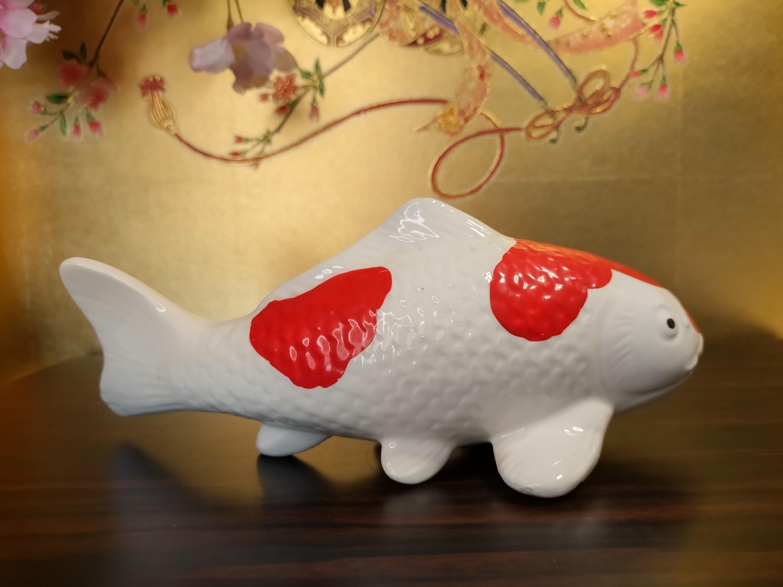 白と赤のコイの陶器置物 ヴィンテージの日本の鯉の置物：赤と白の錦鯉の陶器彫刻 - Etsy 日本