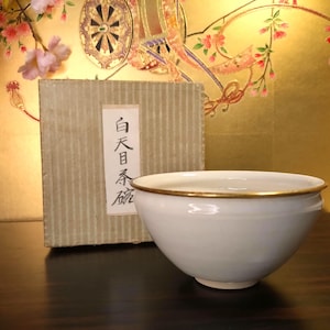 1930年代の珍しい白い天目茶碗。 日本の茶道侘び寂びの美学を現した抹茶茶碗です。