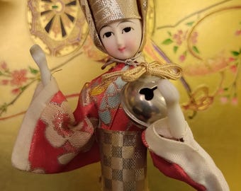 Boneca Hietsuki Ningyo vintage: Arte folclórica japonesa com quimono vermelho.