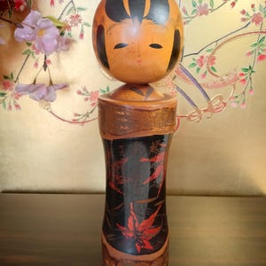 Vintage japanische Kokeshi-Puppe mit roten Ahornblättern und Kalligraphie | Handgemaltes Herbst-Design | Wabi-Sabi Volkskunst