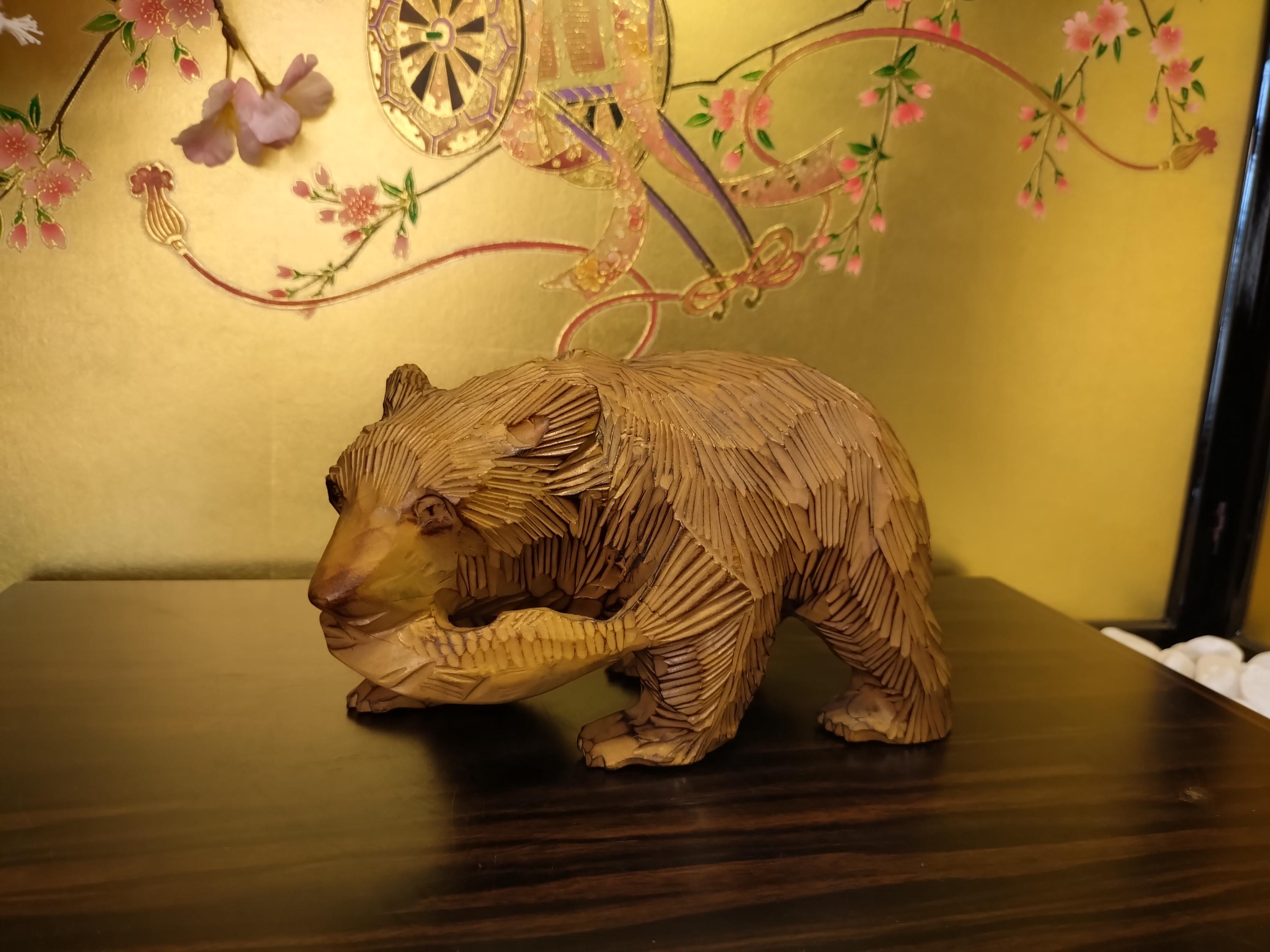 北海道のヴィンテージ木彫り：アイヌ風の熊と鮭 - Etsy 日本