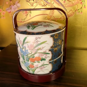 Boîte à bento jubako vintage japonaise en céramique : motif floral, support empilable à 3 niveaux