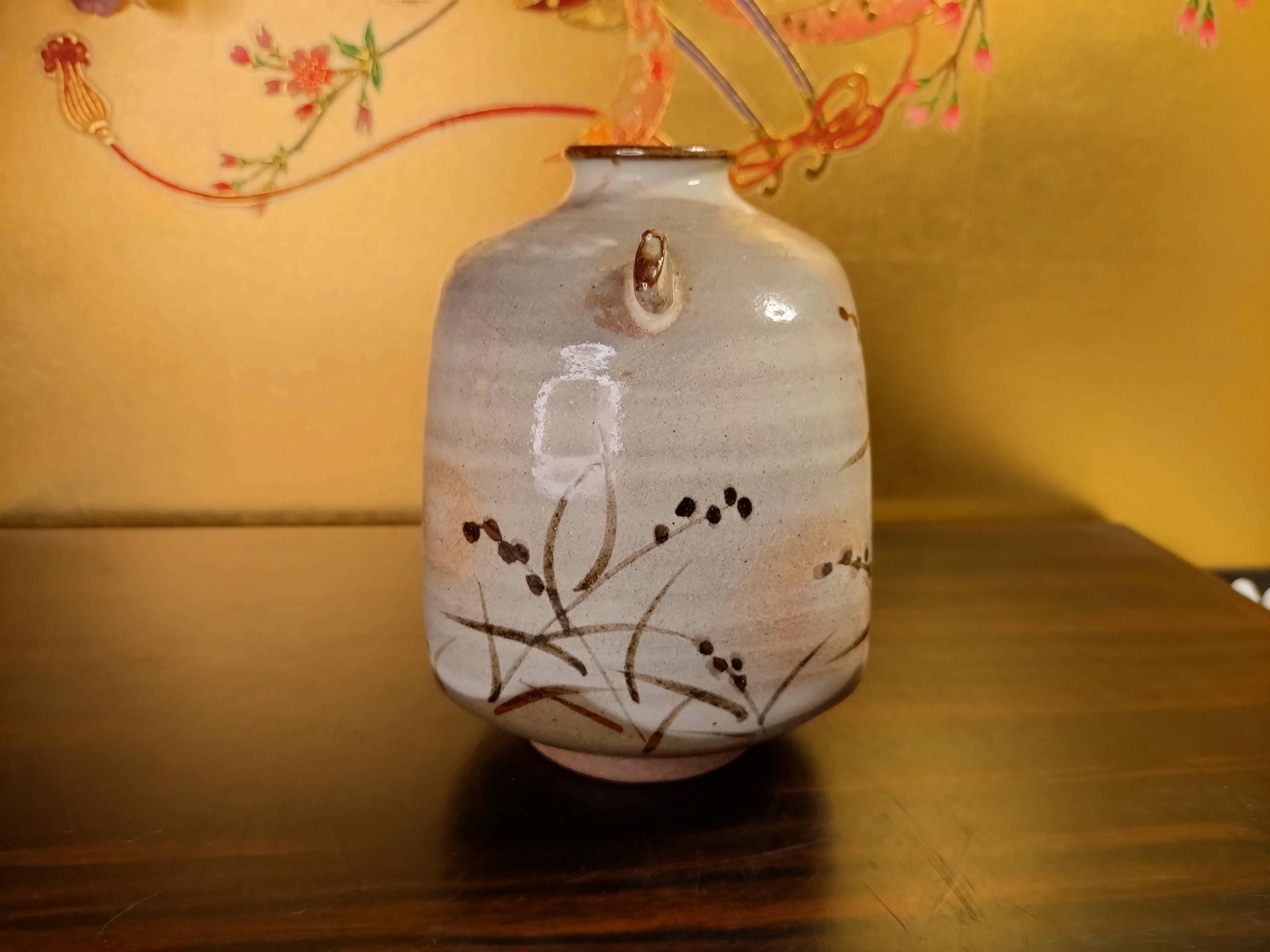 ヴィンテージの立吉製日本花瓶、手描きの草模様入り｜サイン入り陶器製