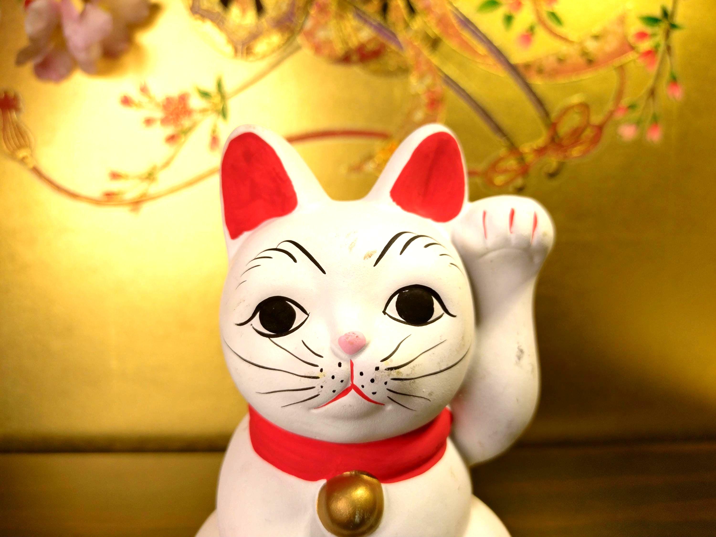 ヴィンテージ招き猫：白い陶器の幸運のお守り - Etsy 日本