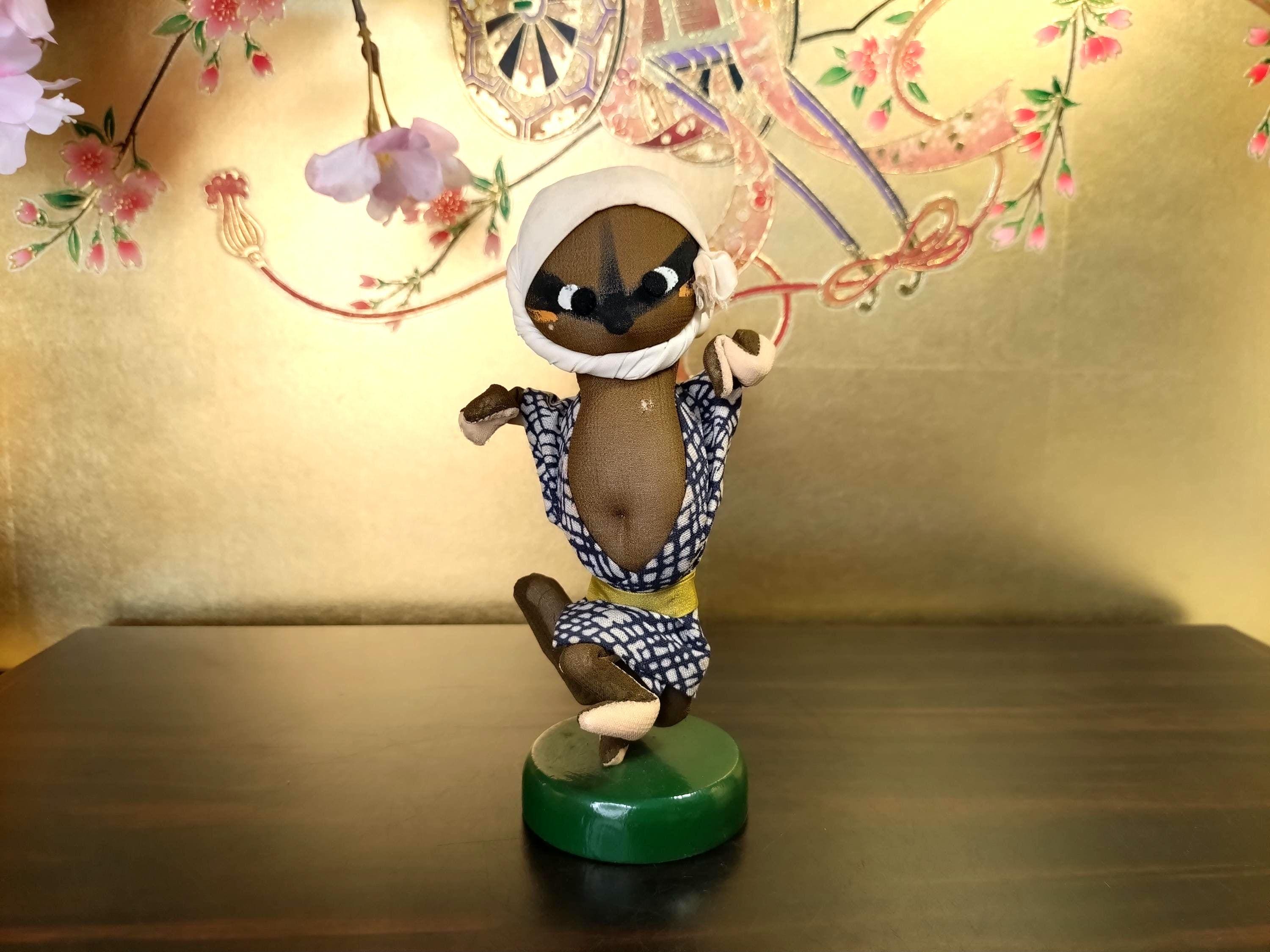 Grande poupée Japonaise Geisha - tissus, armature métal, socle bois