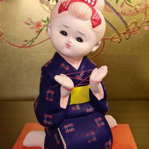 ヴィンテージ博多人形 - 台座付き日本の陶器製女の子の置物 | 伝統的な人形 | コレクター向け | 追跡付きで送料無料