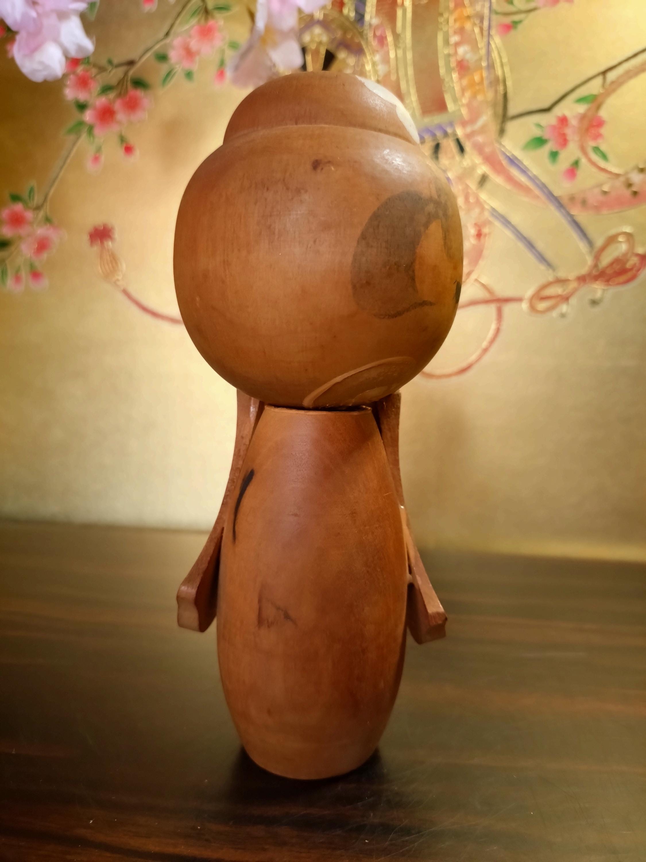 ヴィンテージ 日本のこけし人形 女の子と鞠 – 手描きの木製人形